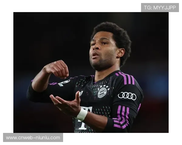 格纳布里扳平科隆后指队徽，拜仁团结精神显现